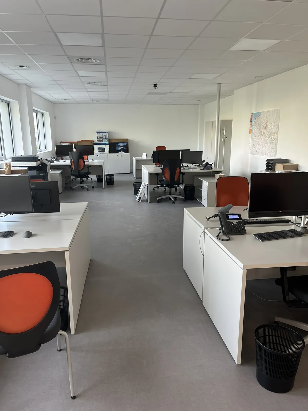 Lot n°71 - Bureaux : 10 bureaux et 10 caissons, 8 fauteuils et 10 chaise GIROFLEX,8 armoires basse et 3 armoires hautes en mélaminé, 11 écrans plats, 3 ordinateurs portables HP ASUS et DELL, imprimantes: Brother MFC J5335DW, Brother MFC J1010DW, HP Office jet 8012 E, Accueil : 3 écrans plats et imprimante HP Laserjet Pro M 404 DN (HORS PHOTOCOPIEUSE KONIKA) (Site Electis de Lesquin, 264 rue de la Haie Plouvier Commissaires de Justice : SCP ROY LEMOINE GALY 13 rue Haddock - 59 650 Villeneuve d’Ascq)