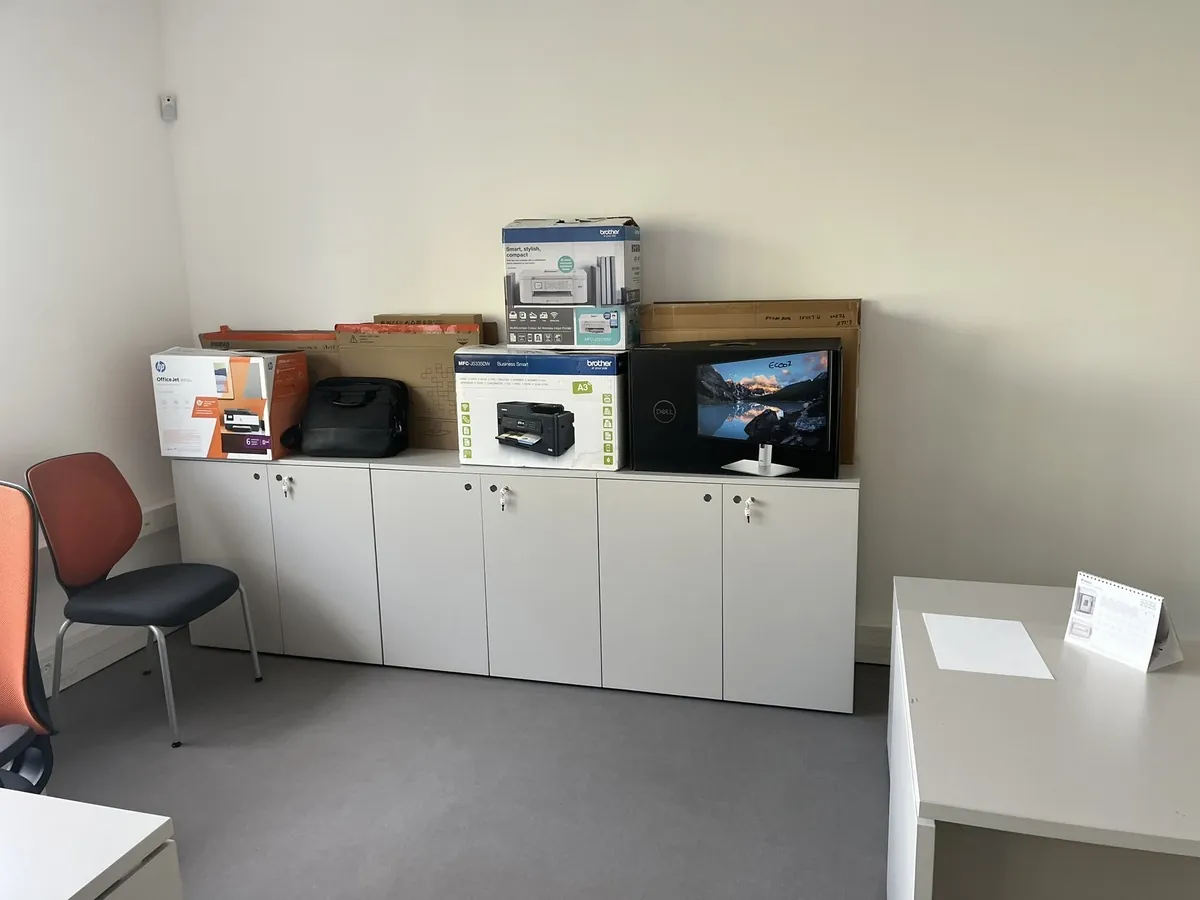 Lot n°71 - Bureaux : 10 bureaux et 10 caissons, 8 fauteuils et 10 chaise GIROFLEX,8 armoires basse et 3 armoires hautes en mélaminé, 11 écrans plats, 3 ordinateurs portables HP ASUS et DELL, imprimantes: Brother MFC J5335DW, Brother MFC J1010DW, HP Office jet 8012 E, Accueil : 3 écrans plats et imprimante HP Laserjet Pro M 404 DN (HORS PHOTOCOPIEUSE KONIKA) (Site Electis de Lesquin, 264 rue de la Haie Plouvier Commissaires de Justice : SCP ROY LEMOINE GALY 13 rue Haddock - 59 650 Villeneuve d’Ascq)