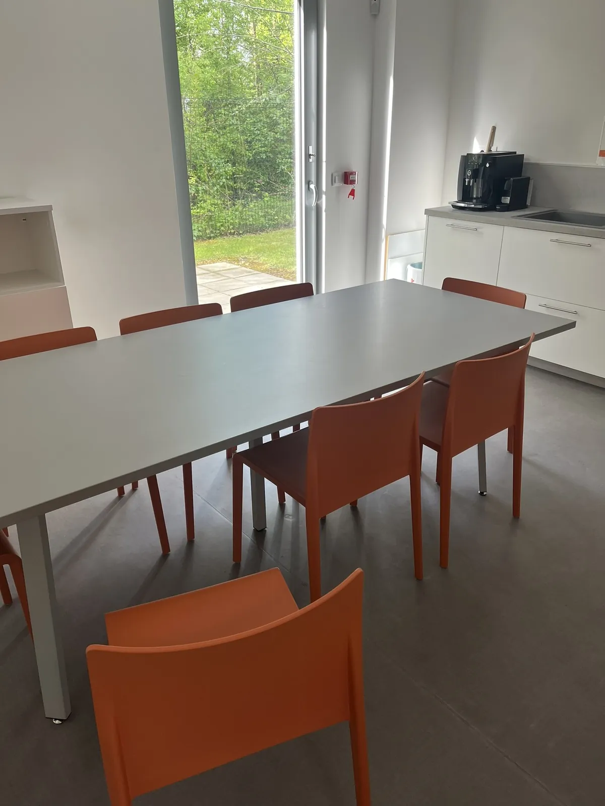 Lot n°73 - Cuisine : Table et 8 chaises, machine à café grains JURA E4 (Site Electis de Lesquin, 264 rue de la Haie Plouvier Commissaires de Justice : SCP ROY LEMOINE GALY 13 rue Haddock - 59 650 Villeneuve d’Ascq)