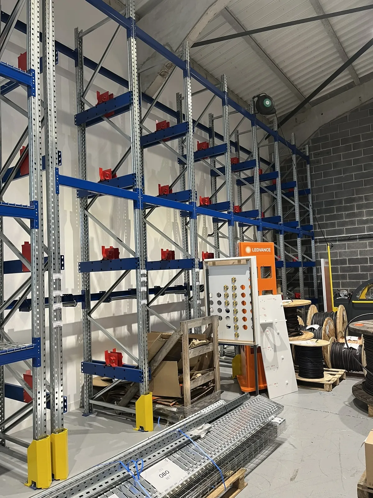 Lot n°74 - Racks de stockage à palettes : 23 échelles et 86 largeurs de 2 m, 28 racks à tourets sur 8 échelles (Site Electis de Lesquin, 264 rue de la Haie Plouvier Commissaires de Justice : SCP ROY LEMOINE GALY 13 rue Haddock - 59 650 Villeneuve d’Ascq)