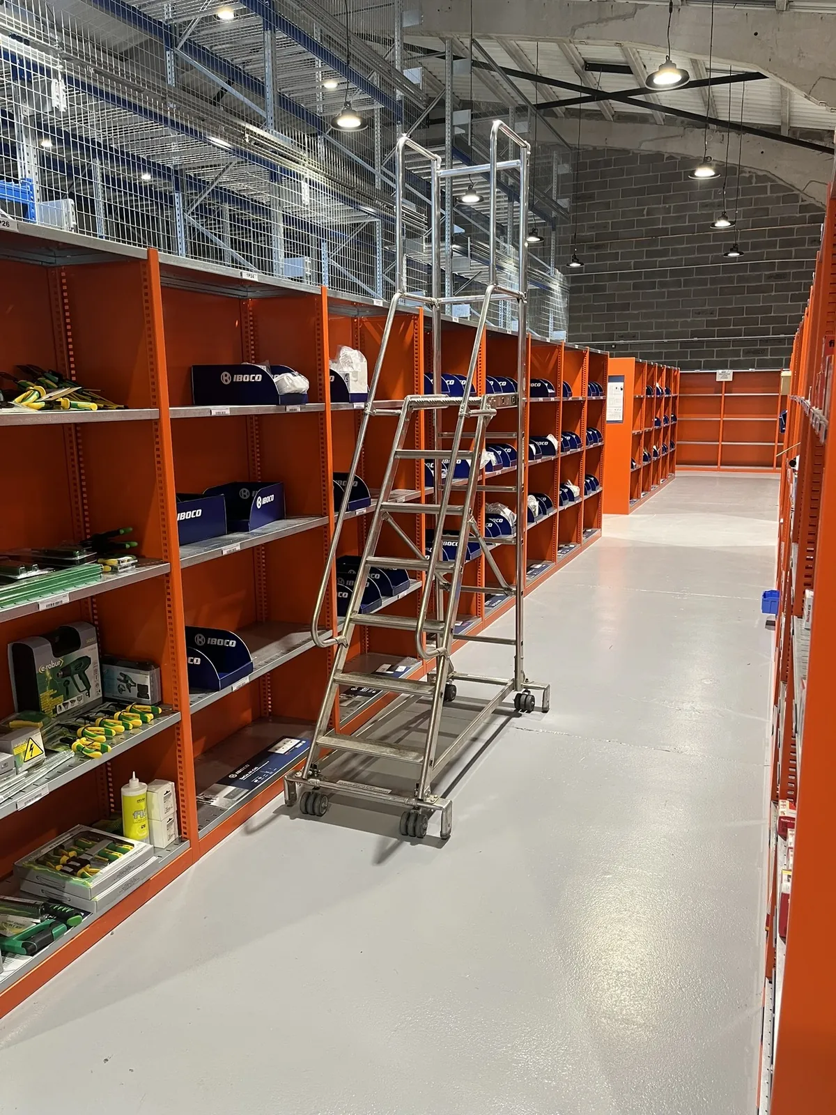 Lot n°77 - Plateforme de travail mobile 6 marches, 2 chariots industriels, établi d'atelier et mallette à outils NORDWEST (Site Electis de Lesquin, 264 rue de la Haie Plouvier Commissaires de Justice : SCP ROY LEMOINE GALY 13 rue Haddock - 59 650 Villeneuve d’Ascq)