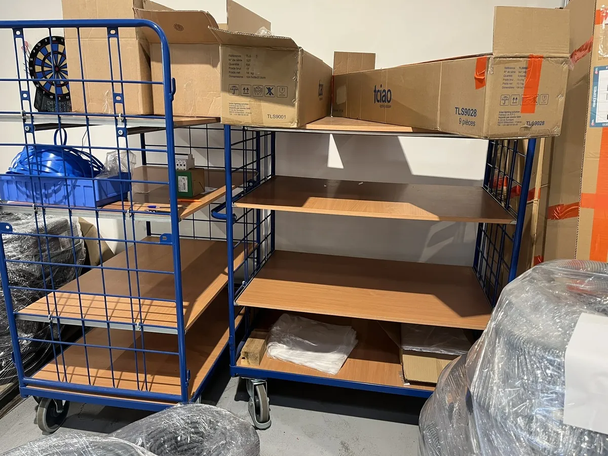 Lot n°77 - Plateforme de travail mobile 6 marches, 2 chariots industriels, établi d'atelier et mallette à outils NORDWEST (Site Electis de Lesquin, 264 rue de la Haie Plouvier Commissaires de Justice : SCP ROY LEMOINE GALY 13 rue Haddock - 59 650 Villeneuve d’Ascq)