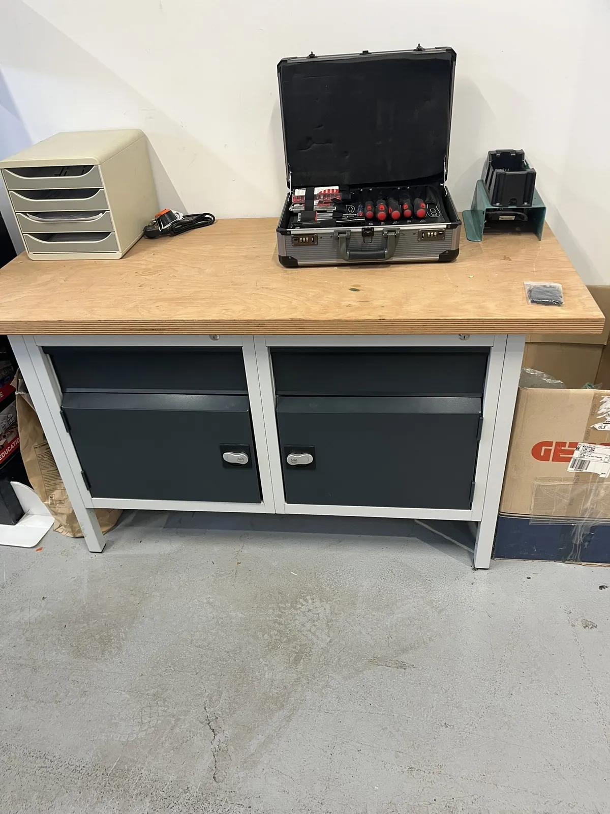 Lot n°77 - Plateforme de travail mobile 6 marches, 2 chariots industriels, établi d'atelier et mallette à outils NORDWEST (Site Electis de Lesquin, 264 rue de la Haie Plouvier Commissaires de Justice : SCP ROY LEMOINE GALY 13 rue Haddock - 59 650 Villeneuve d’Ascq)