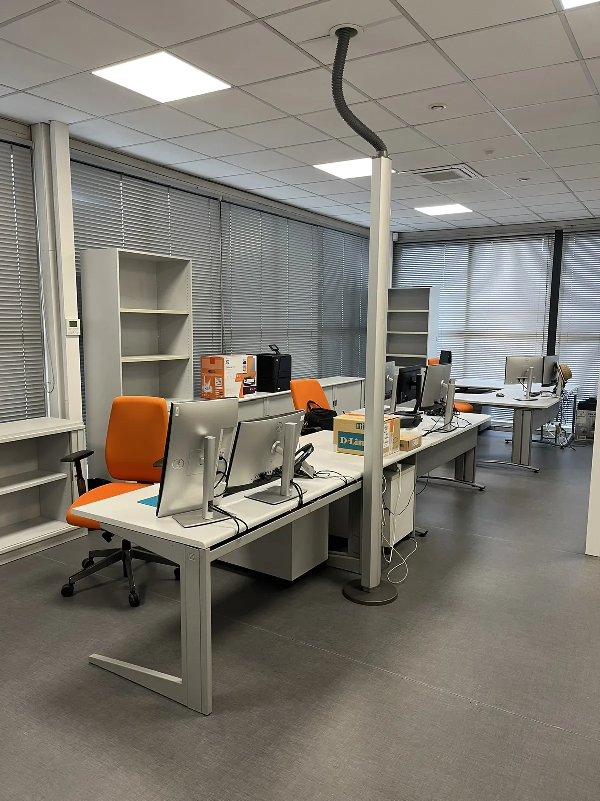 Lot n°80 - Bureaux Open Space : 8 bureaux et 8 caissons, 8 fauteuils et 1 chaise GIROFLEX,5 armoires basse et 3 armoires hautes , 16 écrans plats, 1 ordinateur portable DELL, imprimantes: HP Laserjet pro 400, (HORS PHOTOCOPIEUSE KONIKA) Bureau Direction: 1 bureau avec retour, 2 caisson, 1 écran plat1 fauteuil et 2 chaises, 1 armoire basse Bureau industrie : 2 bureaux et 2 caisson, 2 fauteuils,4 écrans plats, 1 armoire basse (Site Electis de Strasbourg, 3 rue Schertz Commissaires de Justice : Maître Fabienne LEFBVRE-PORTEMONT 37, rue du Faubourg de Saverne - 67000 Strasbourg)