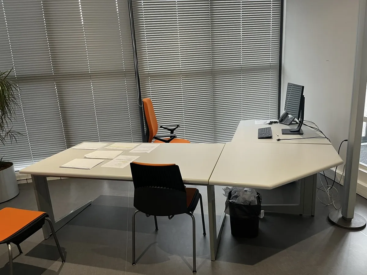Lot n°80 - Bureaux Open Space : 8 bureaux et 8 caissons, 8 fauteuils et 1 chaise GIROFLEX,5 armoires basse et 3 armoires hautes , 16 écrans plats, 1 ordinateur portable DELL, imprimantes: HP Laserjet pro 400, (HORS PHOTOCOPIEUSE KONIKA) Bureau Direction: 1 bureau avec retour, 2 caisson, 1 écran plat1 fauteuil et 2 chaises, 1 armoire basse Bureau industrie : 2 bureaux et 2 caisson, 2 fauteuils,4 écrans plats, 1 armoire basse (Site Electis de Strasbourg, 3 rue Schertz Commissaires de Justice : Maître Fabienne LEFBVRE-PORTEMONT 37, rue du Faubourg de Saverne - 67000 Strasbourg)