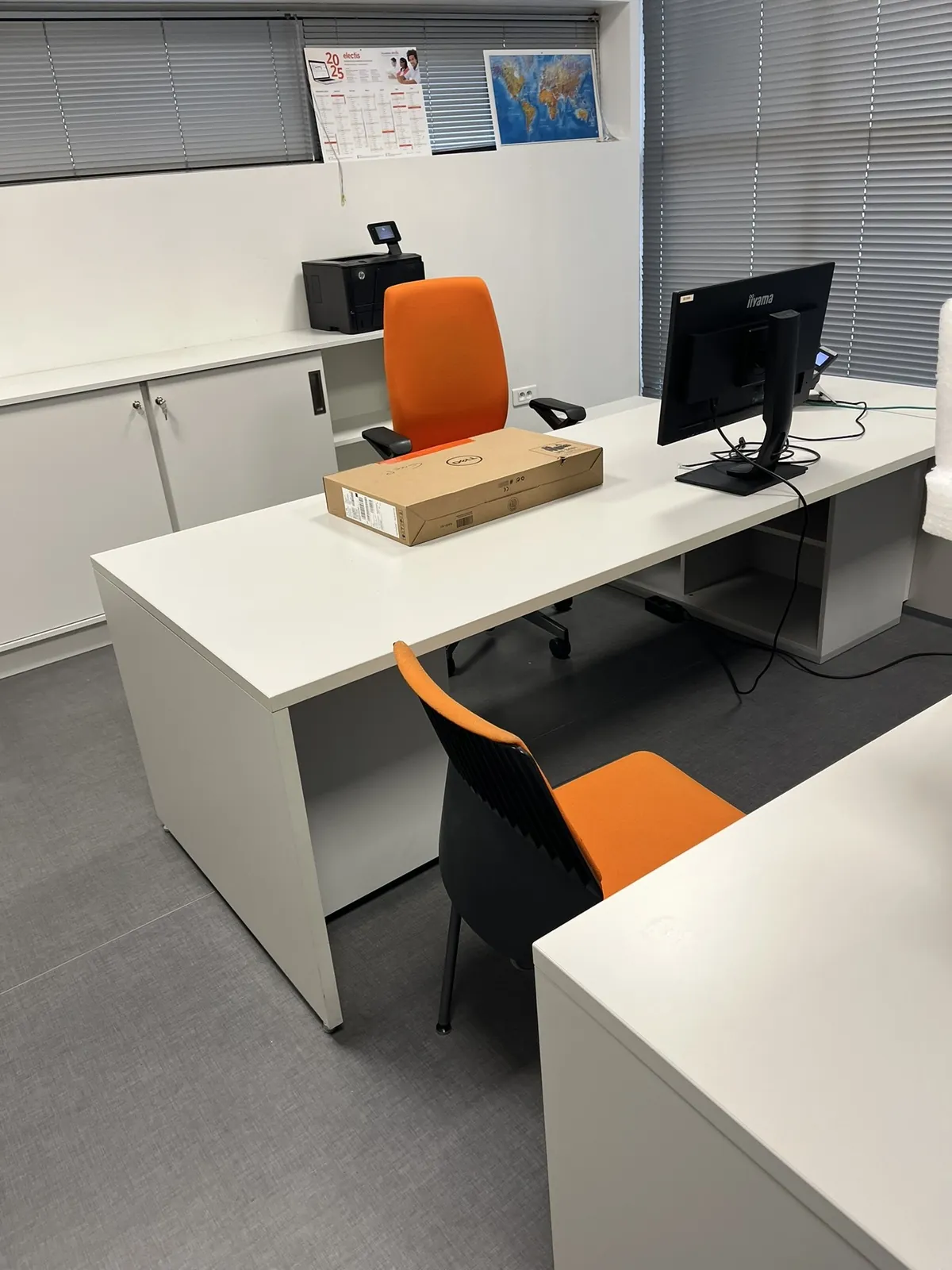 Lot n°80 - Bureaux Open Space : 8 bureaux et 8 caissons, 8 fauteuils et 1 chaise GIROFLEX,5 armoires basse et 3 armoires hautes , 16 écrans plats, 1 ordinateur portable DELL, imprimantes: HP Laserjet pro 400, (HORS PHOTOCOPIEUSE KONIKA) Bureau Direction: 1 bureau avec retour, 2 caisson, 1 écran plat1 fauteuil et 2 chaises, 1 armoire basse Bureau industrie : 2 bureaux et 2 caisson, 2 fauteuils,4 écrans plats, 1 armoire basse (Site Electis de Strasbourg, 3 rue Schertz Commissaires de Justice : Maître Fabienne LEFBVRE-PORTEMONT 37, rue du Faubourg de Saverne - 67000 Strasbourg)