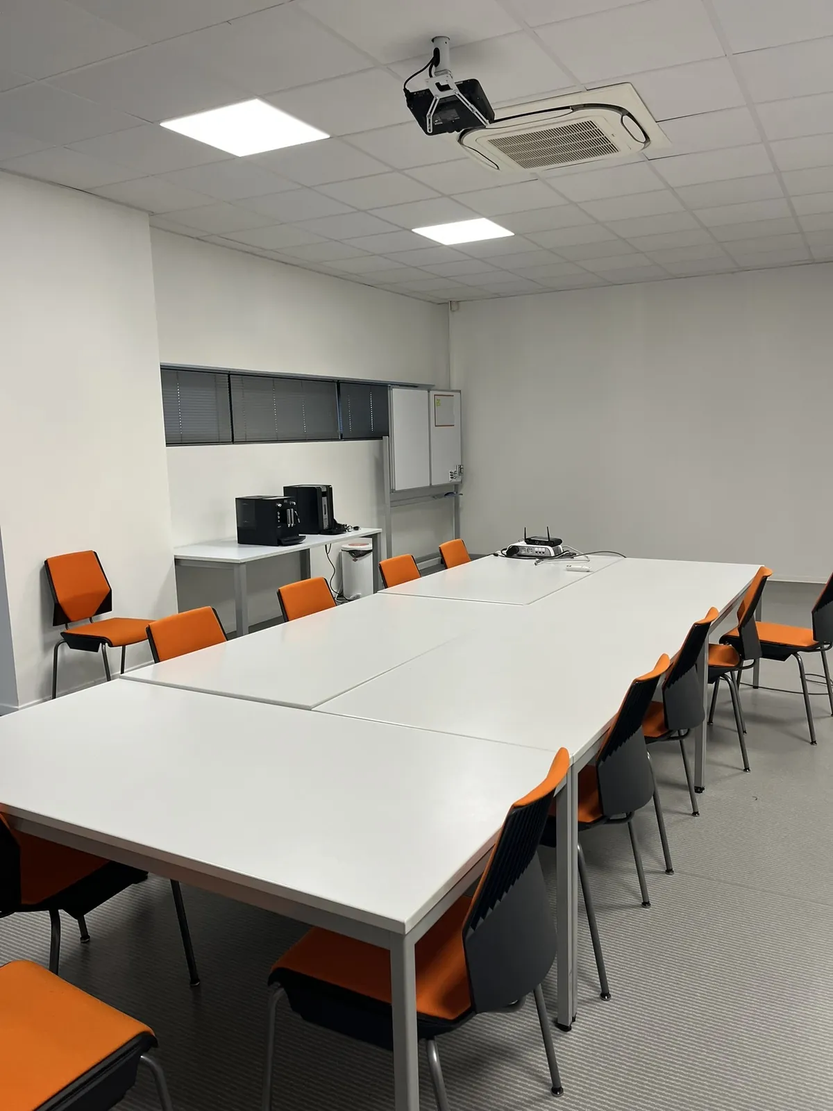 Lot n°81 - Salle de formation : 6 tables, 14 chaises, 1 armoire basse, 1 armoire haute, 1 retroprojecteur EPSON, 1 tableau blanc, 1 machine à café Magimix, 1 tireuse Philipps (Site Electis de Strasbourg, 3 rue Schertz Commissaires de Justice : Maître Fabienne LEFBVRE-PORTEMONT 37, rue du Faubourg de Saverne - 67000 Strasbourg)