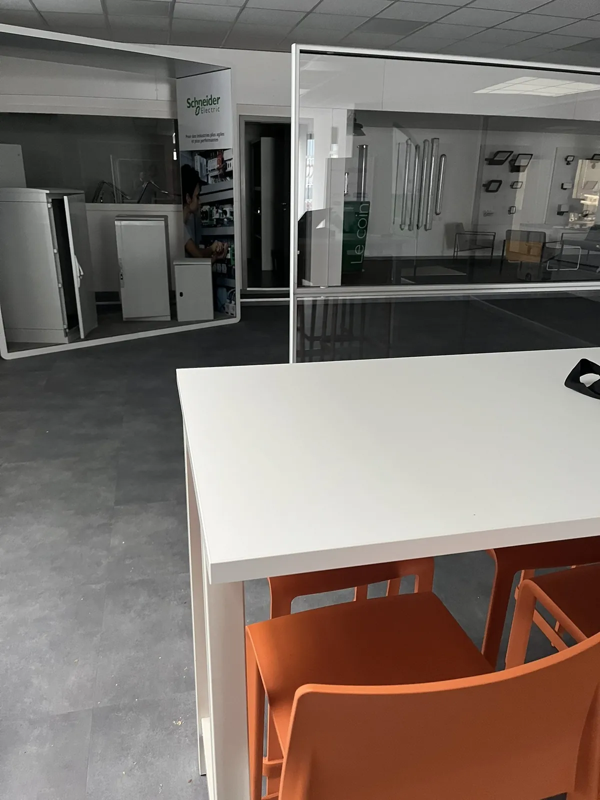 Lot n°82 - Showroom et accueil : table haute et 6 tabourets, table basse et 3 fauteuils, matériel d'exposition hors estrade robotique, 4 rangées d'étagèrs métalliques, écran plat Dell (Site Electis de Strasbourg, 3 rue Schertz Commissaires de Justice : Maître Fabienne LEFBVRE-PORTEMONT 37, rue du Faubourg de Saverne - 67000 Strasbourg)