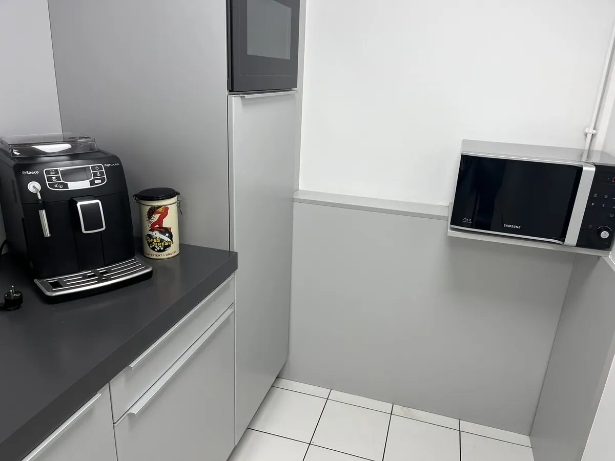 Lot n°83 - Cuisine : machine à café SAECO, four Samsung (Site Electis de Strasbourg, 3 rue Schertz Commissaires de Justice : Maître Fabienne LEFBVRE-PORTEMONT 37, rue du Faubourg de Saverne - 67000 Strasbourg)