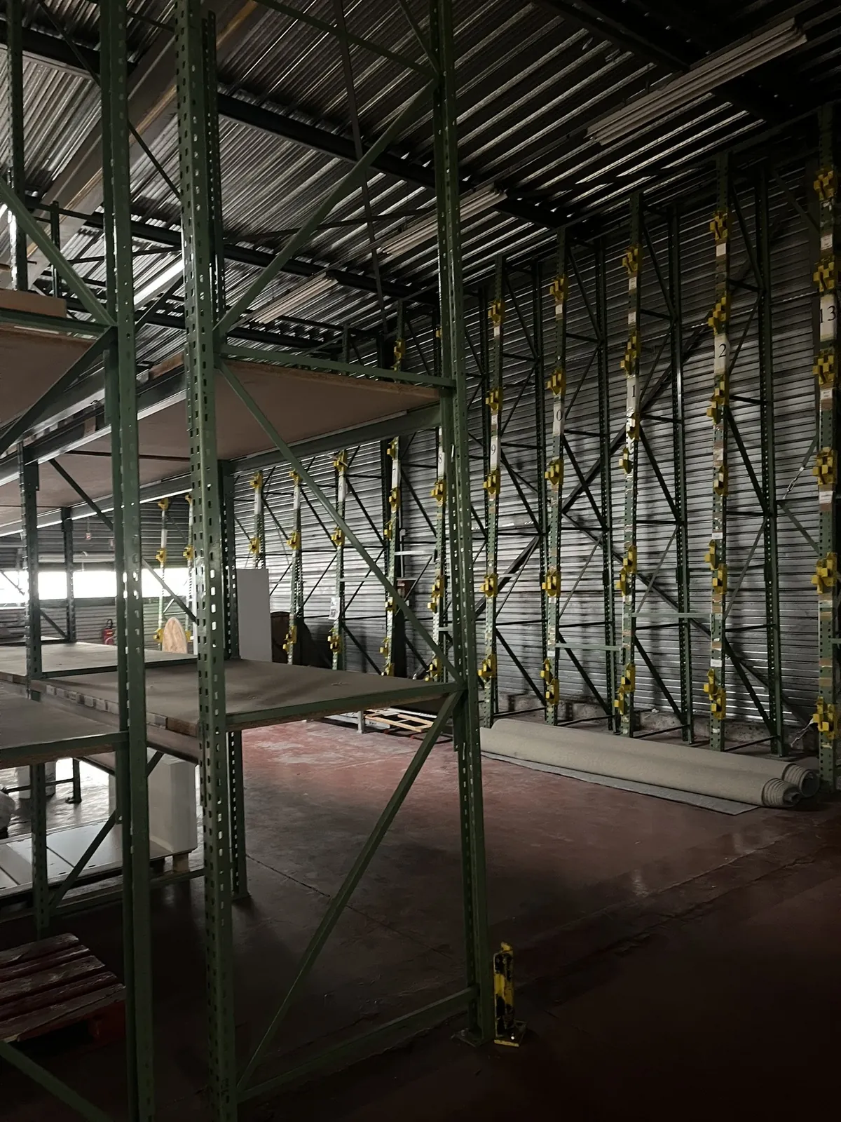 Lot n°84 - Racks de stockage à palettes : 66 échelles et 79 largeurs de 2 m, 28 racks à tourets sur 14 échelles (Site Electis de Strasbourg, 3 rue Schertz Commissaires de Justice : Maître Fabienne LEFBVRE-PORTEMONT 37, rue du Faubourg de Saverne - 67000 Strasbourg)