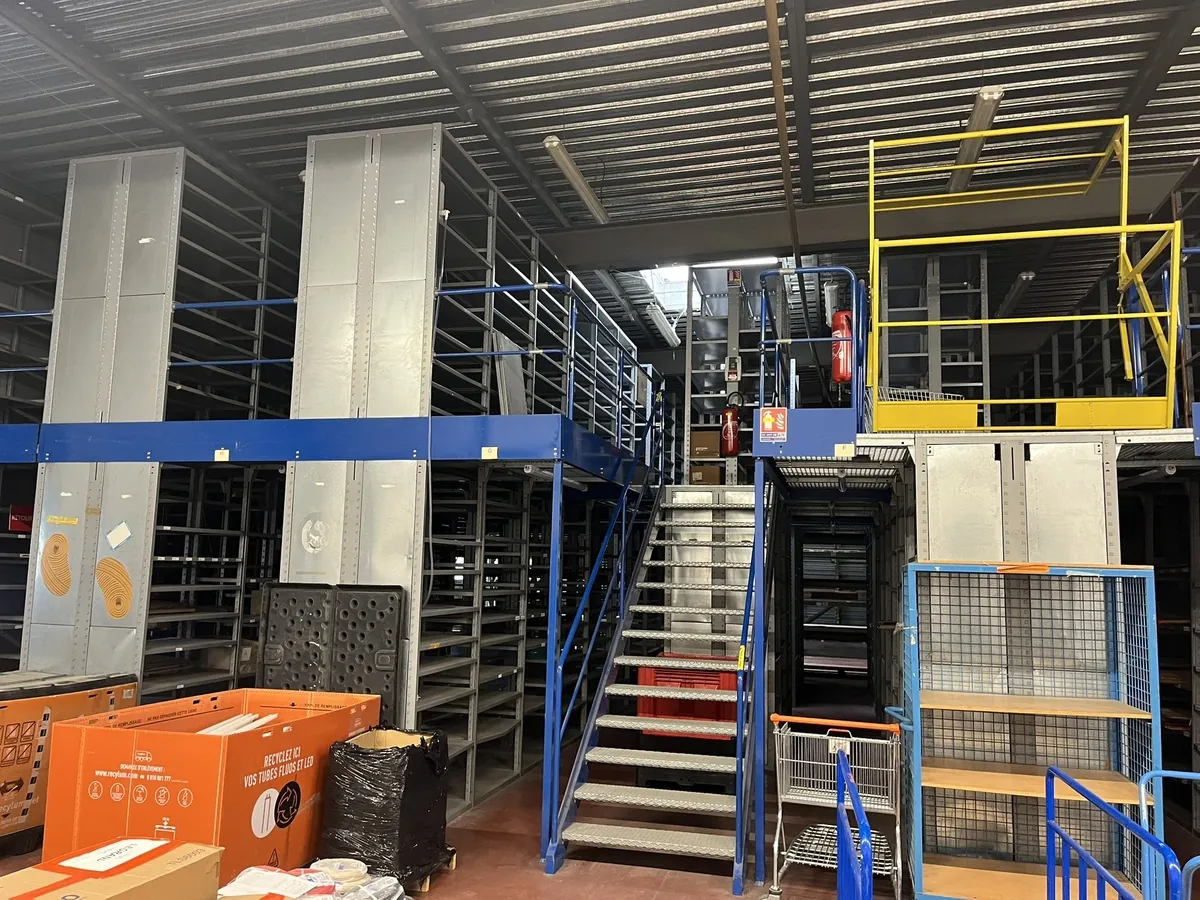Lot n°85 - Mezzanine à étagères 10 x 10 m (env) (Site Electis de Strasbourg, 3 rue Schertz Commissaires de Justice : Maître Fabienne LEFBVRE-PORTEMONT 37, rue du Faubourg de Saverne - 67000 Strasbourg)