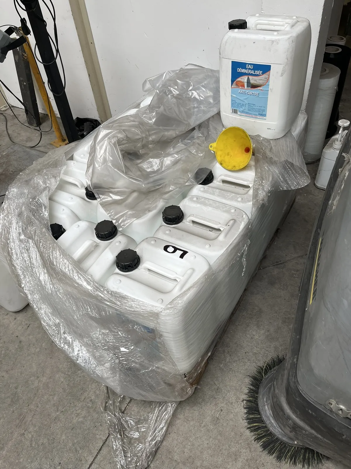 Lot n°9 - Bidons d'eau déminéralisée 20 litres 14 pièces ( DOLLER )