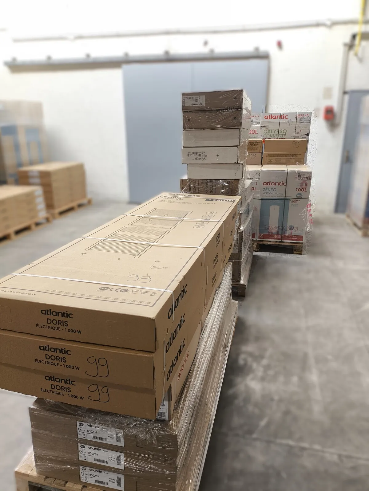Lot n°99 - : ATLANTIC - chauffe-eau CALYPSO connecté/zénéo thermodynamique/électrique de 100 à 200 L ( 6 au total ), trépiers universel ( 4 x ), convecteurs SOLIUS de 1000 à 2000 W ( 20 au total ) radiateurs sèche serviette DORIS de 750 à 1750 W ( 7 au total )